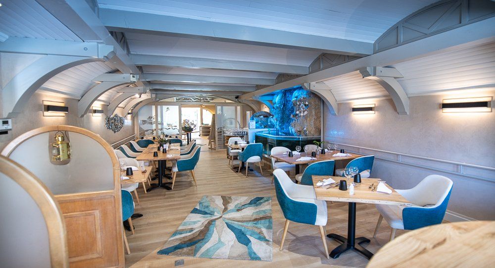 salle de restaurant côté Vivier avec les homards et tourteaux vivants