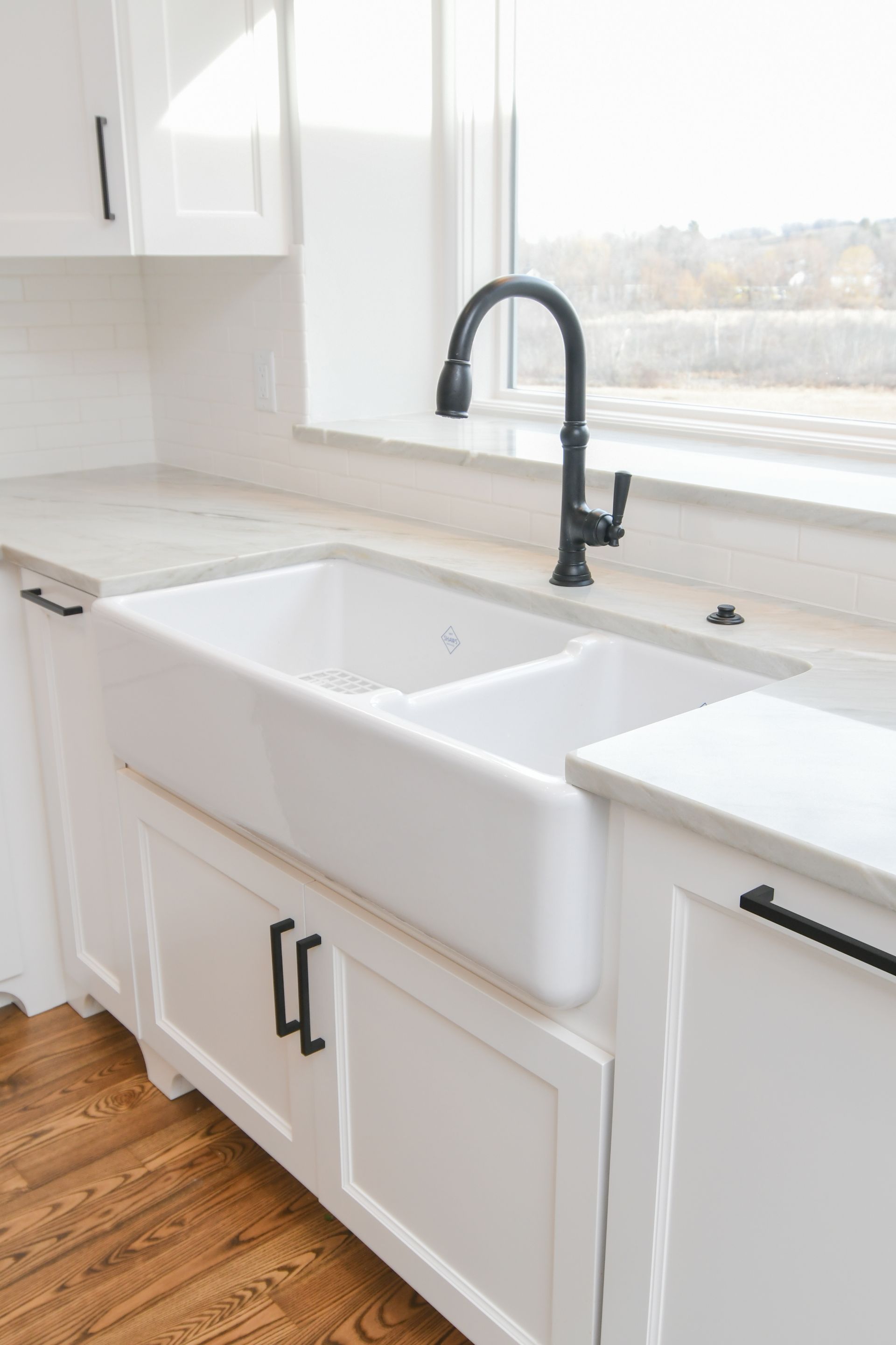 Large Farm sink
40