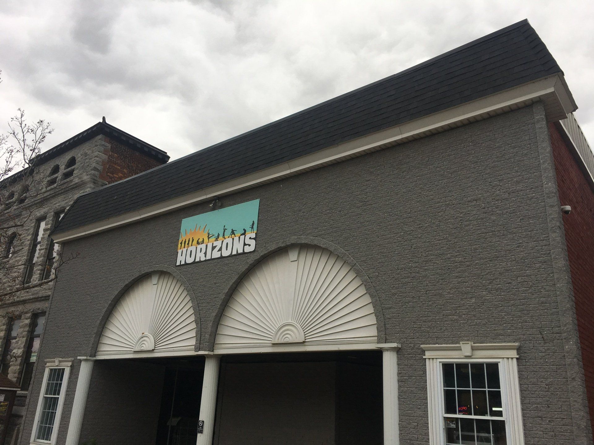 A building with a sign that says horizons on it