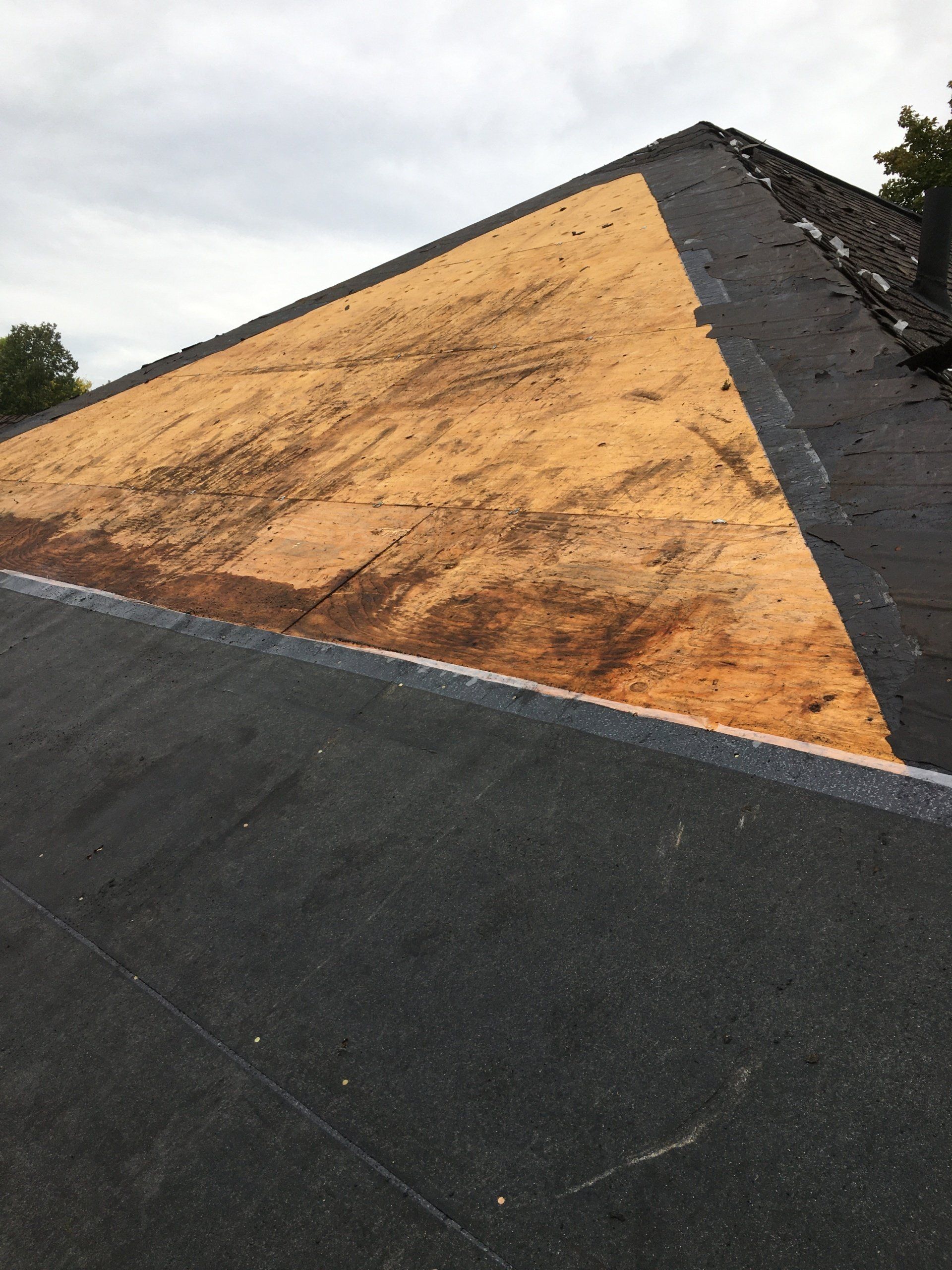 A roof with a triangle in the middle of it