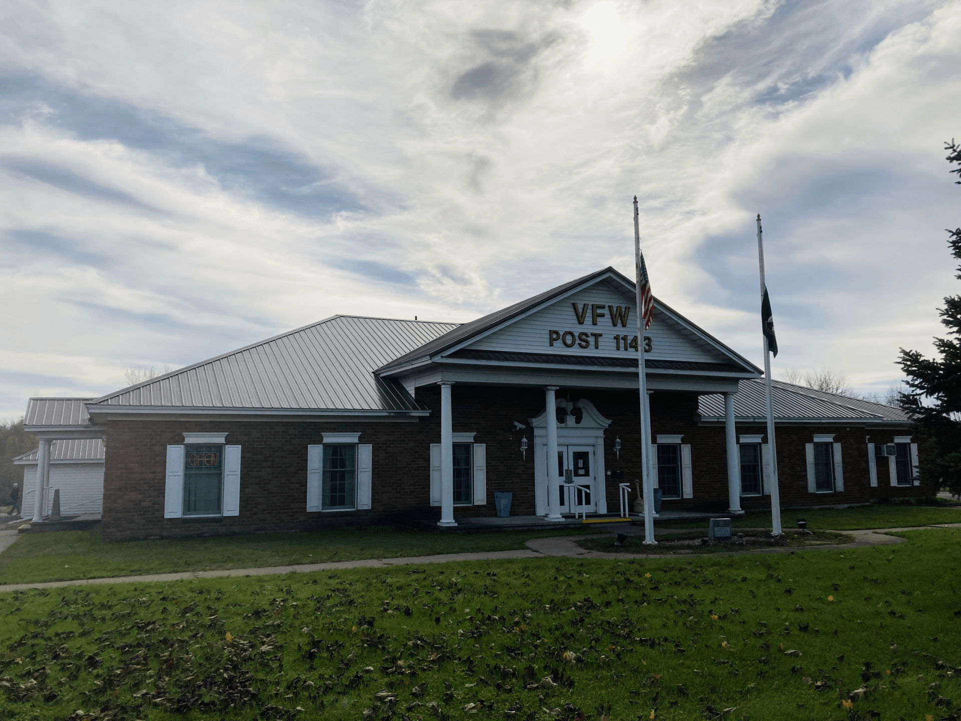 A brick building that says vfw post ins on it
