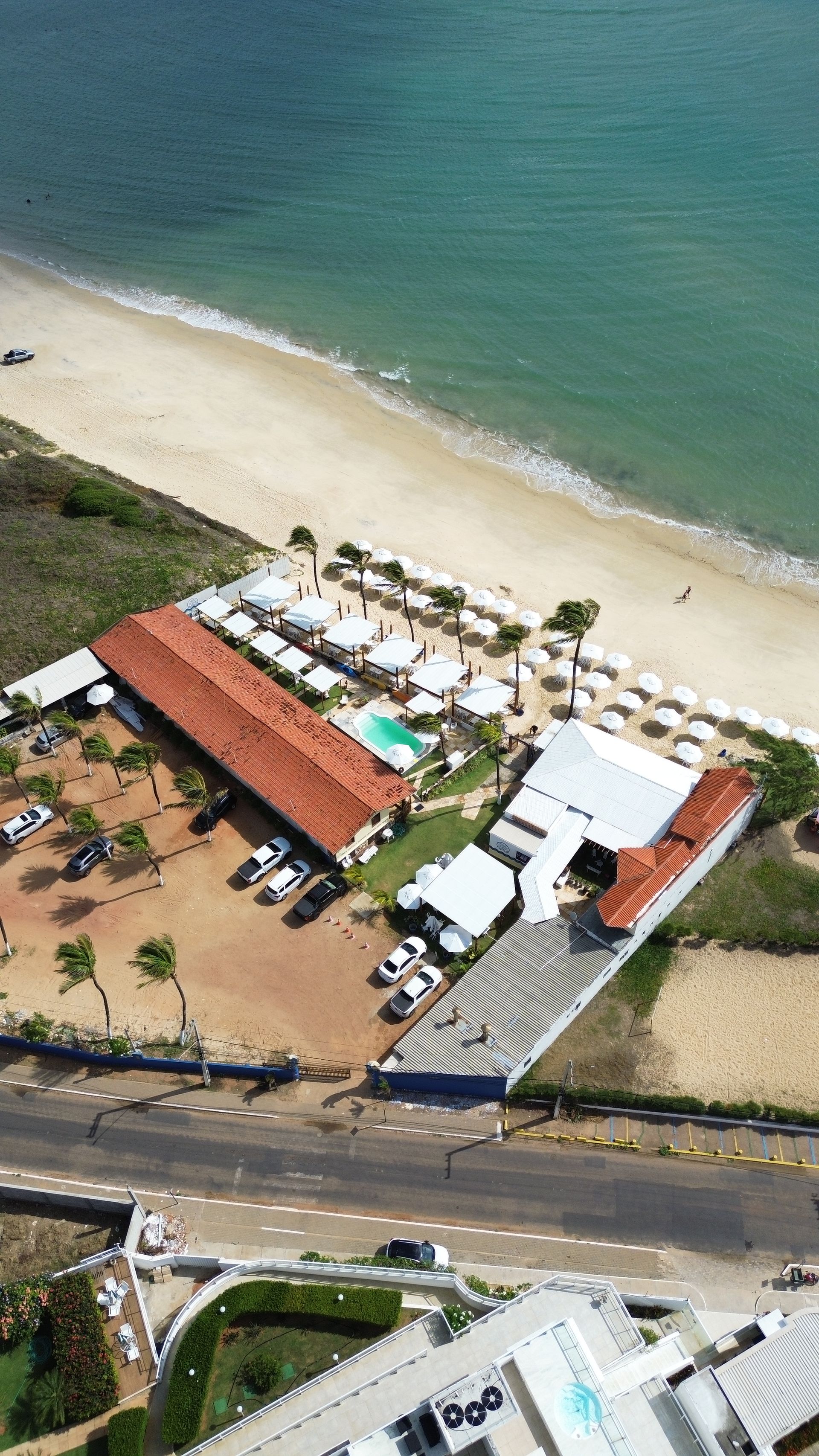 Uma vista aérea de uma praia e um hotel.