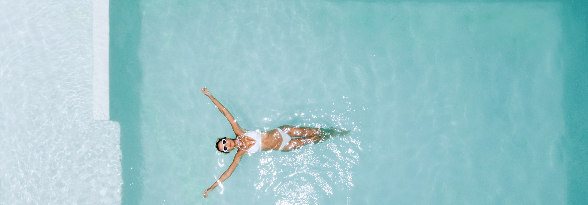 Un spa professionnel accueille une femme se baignant dans la piscine.