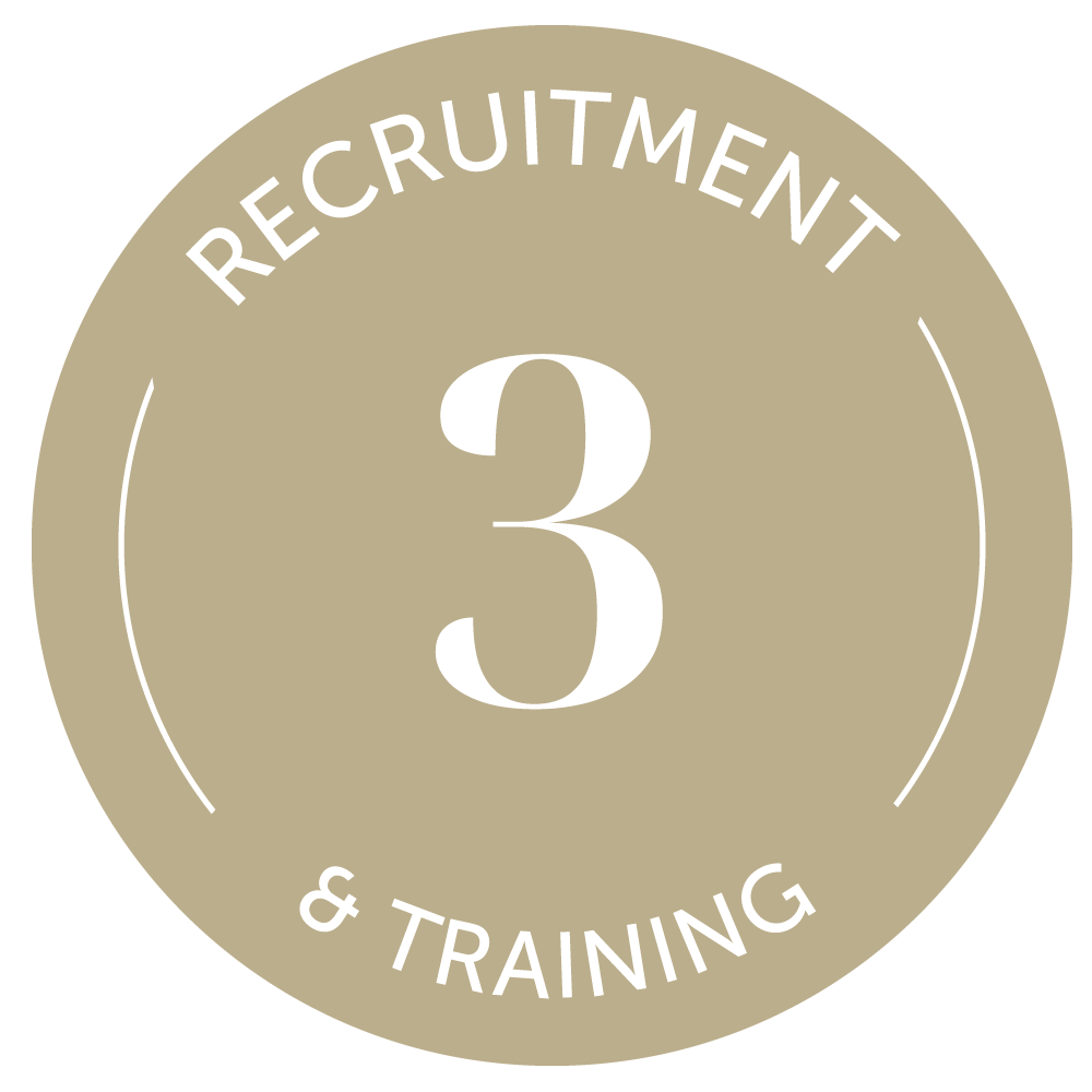 Un logo de recrutement et de formation avec le chiffre trois dans un cercle.