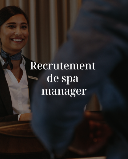 Une femme assise à un bureau avec les mots « recrutement de spa manager » au-dessus d'elle