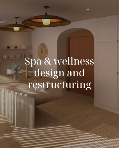 Deux serviettes blanches empilées l'une sur l'autre à côté d'une piscine avec les mots spa & bien-être au-dessus