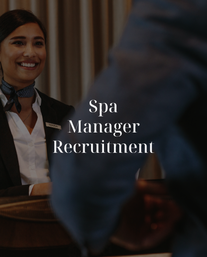 Une femme assise à un bureau avec les mots « recrutement de spa manager » au-dessus d'elle