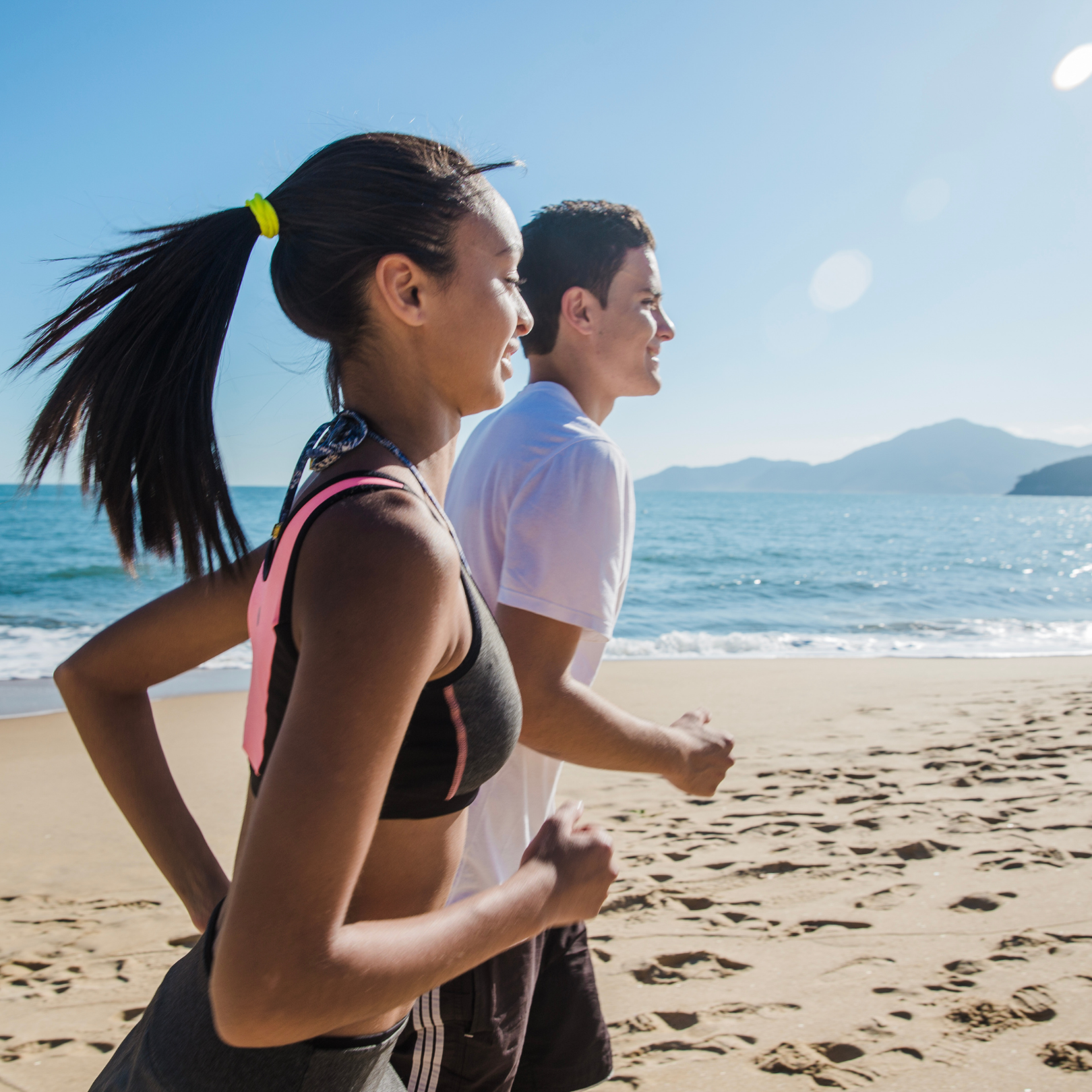 Un homme et une femme courent sur la plage