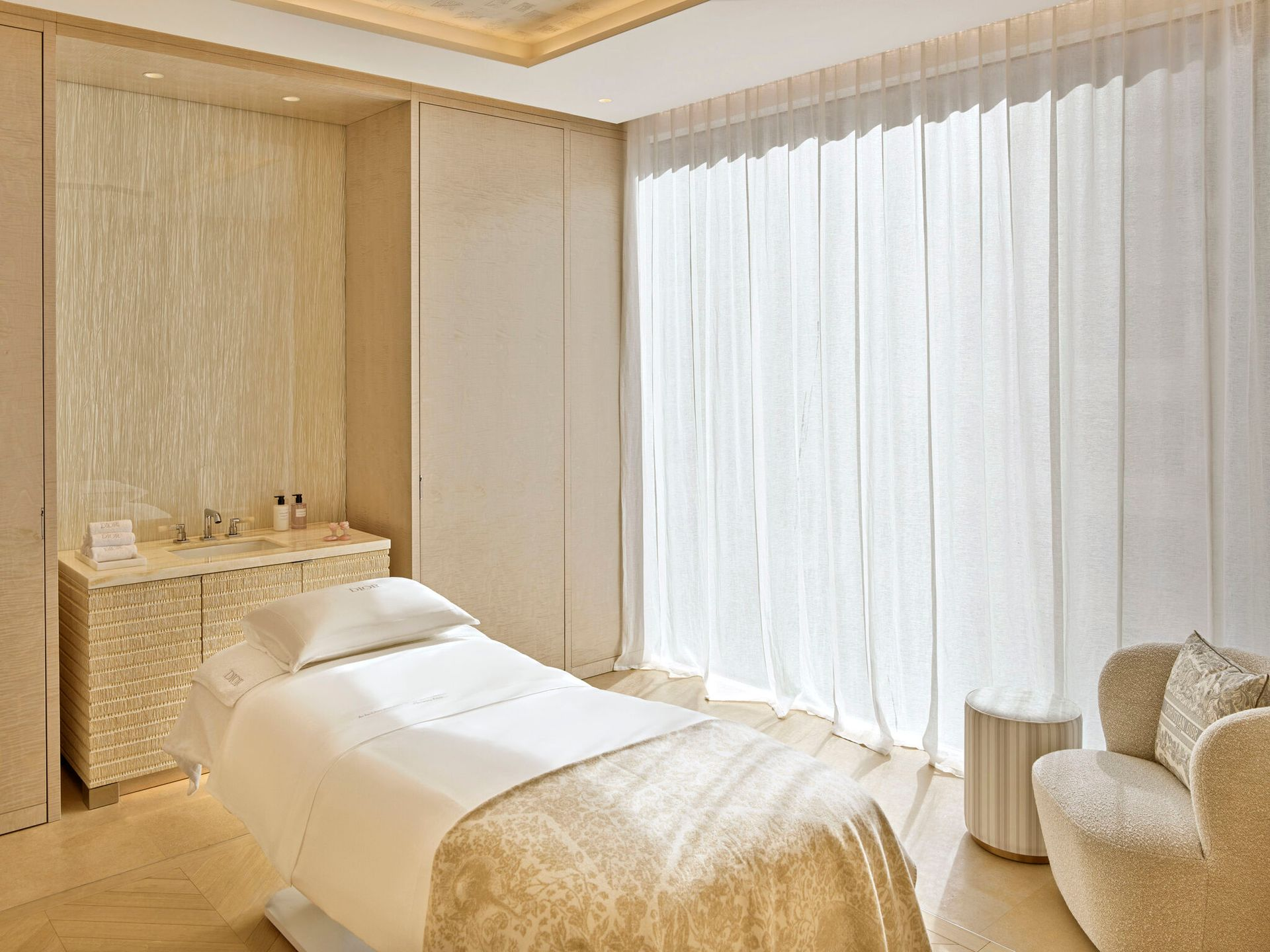 Wellness business dansun cabine Dior avec table de massage