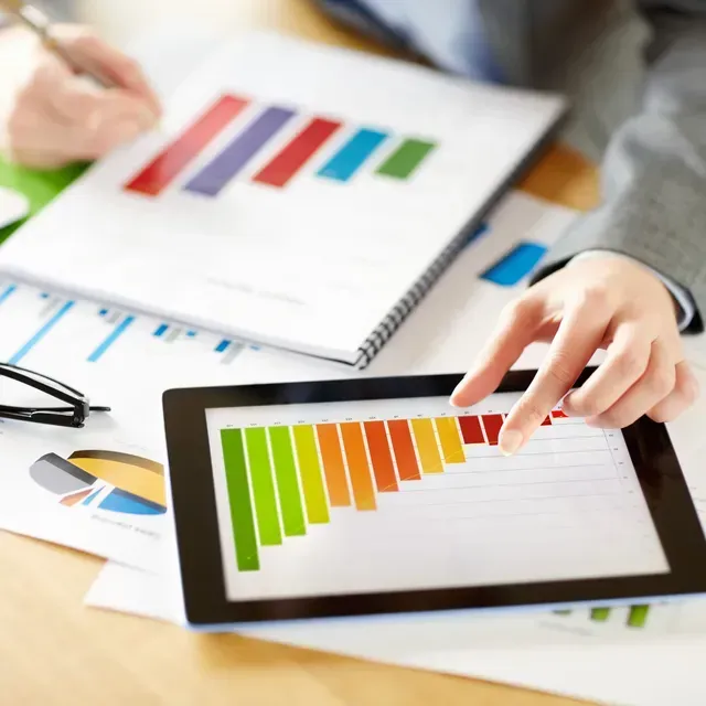 Une personne pointe un graphique sur une tablette