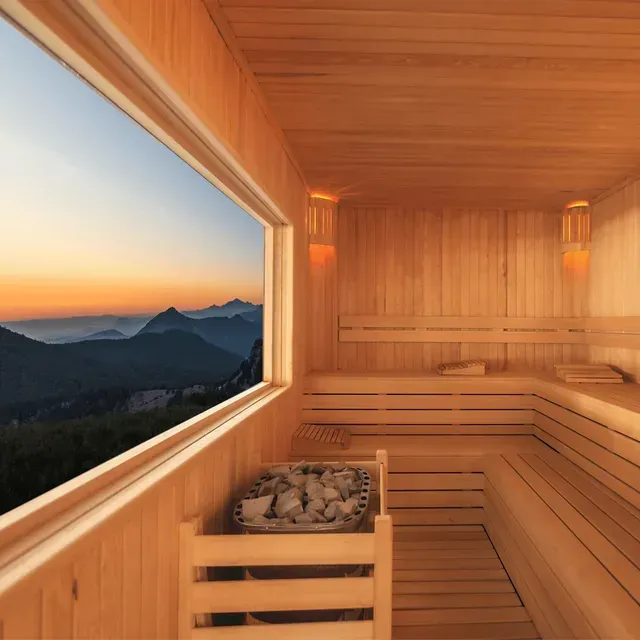 Un sauna en bois avec vue sur les montagnes