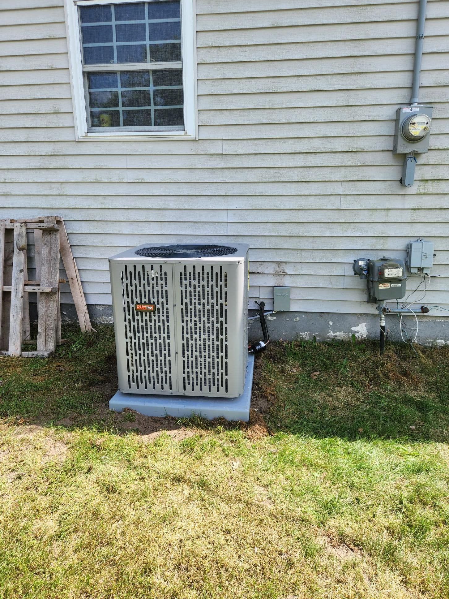 A wooden fence is sitting in the middle of a grassy field.