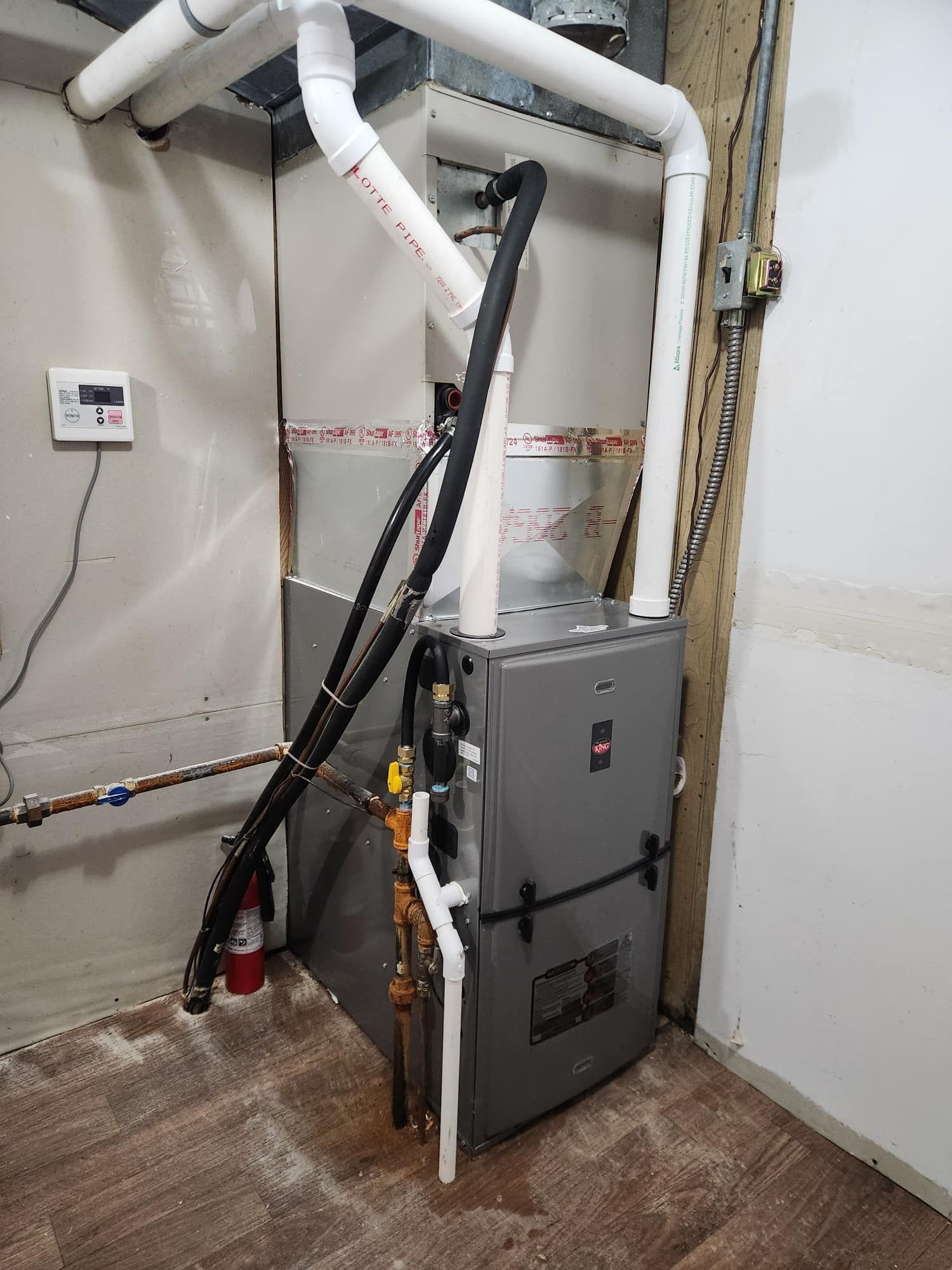 A wooden fence is sitting in the middle of a grassy field.