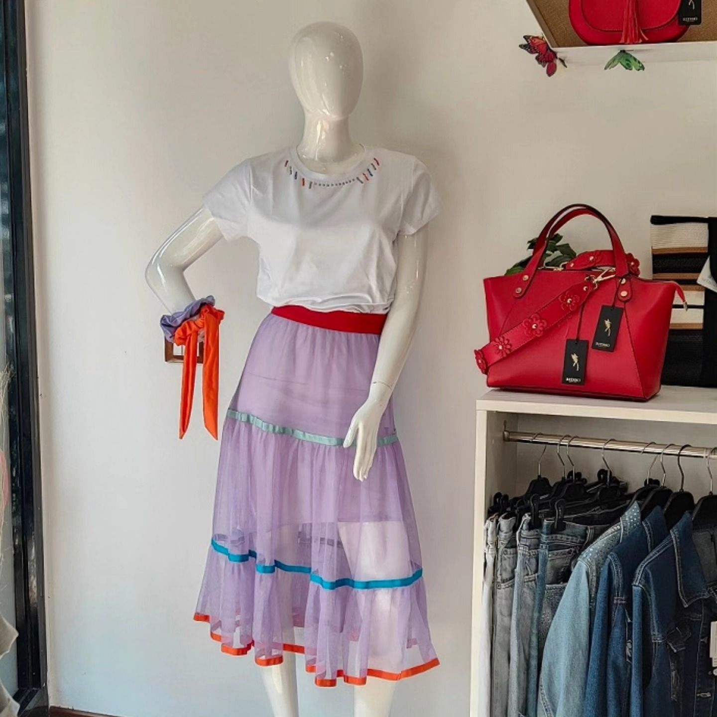 Manichino con top bianco e gonna lilla a righe