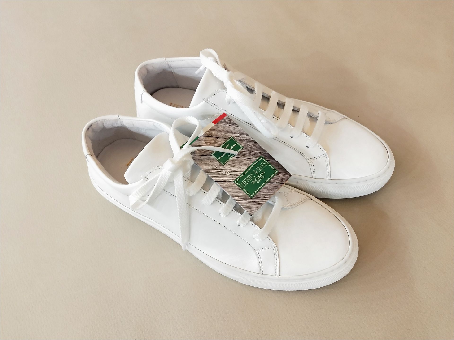 Sneakers bianche con lacci e suola bianca