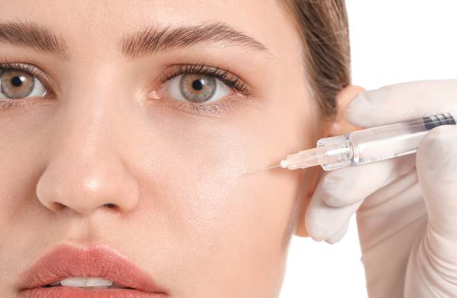 Eine Frau bekommt eine Botox-Injektion ins Gesicht.