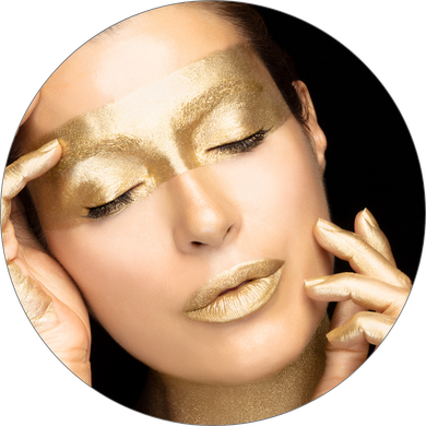 Eine Nahaufnahme des Gesichts einer Frau mit goldenem Make-up
