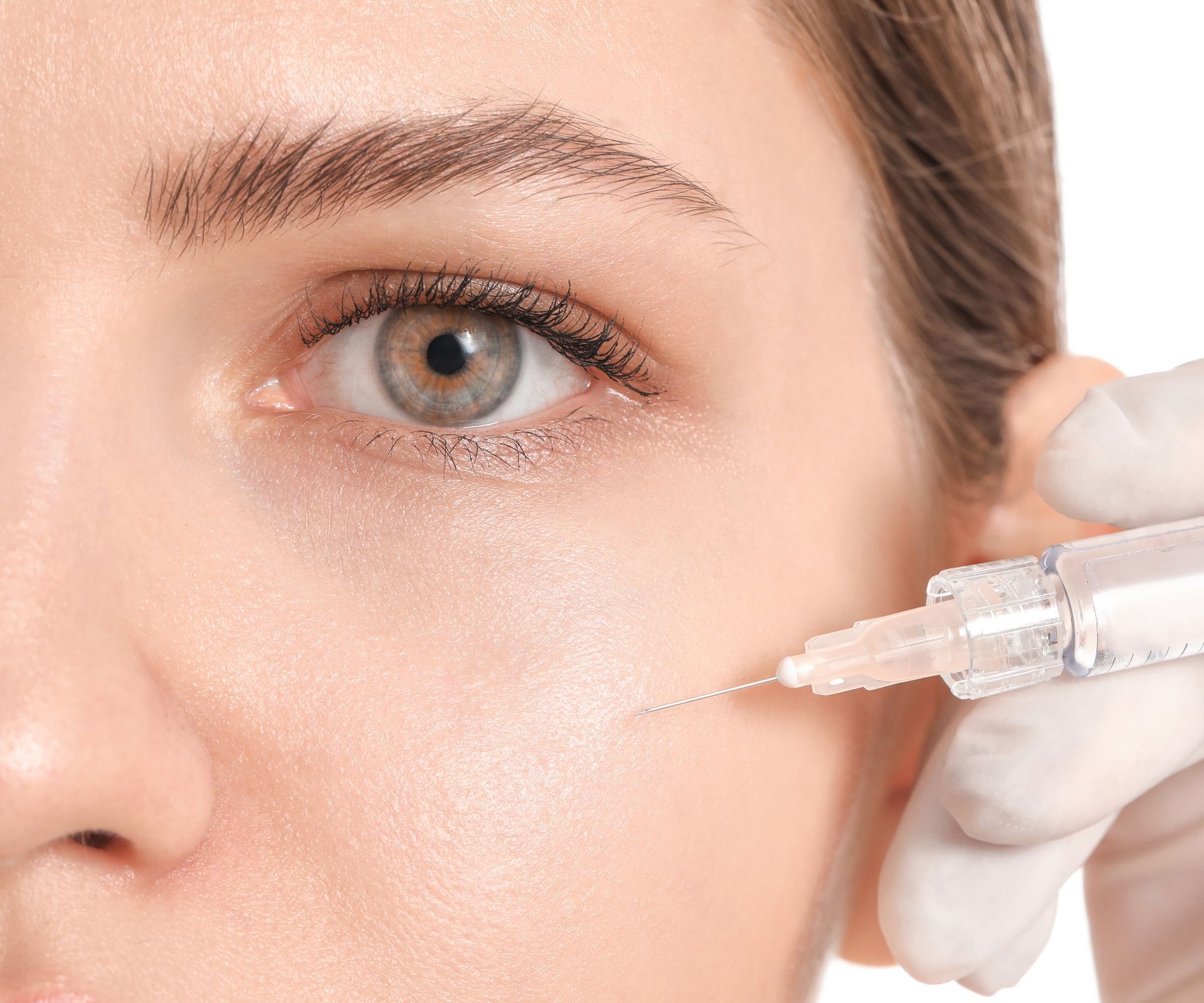 Eine Frau bekommt eine Botox-Injektion ins Gesicht.