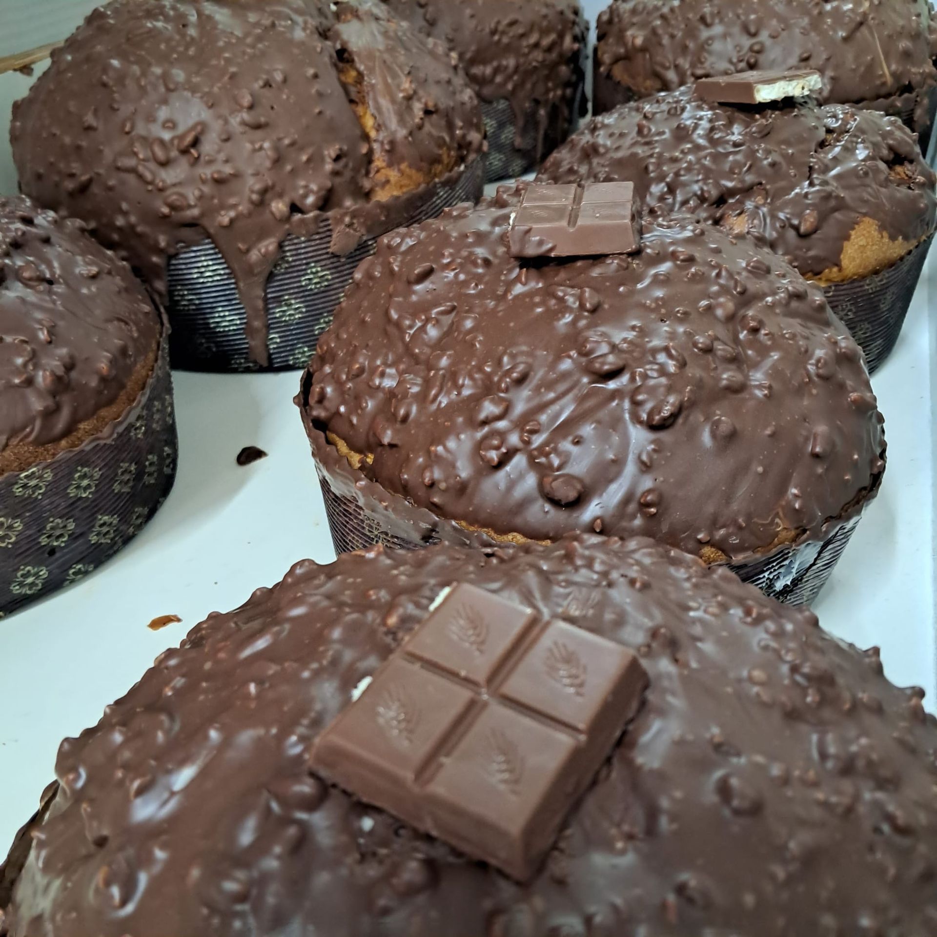 Prodotti da forno ricoperti di cioccolato, simili a muffin, sormontati da una tavoletta di cioccolato.
