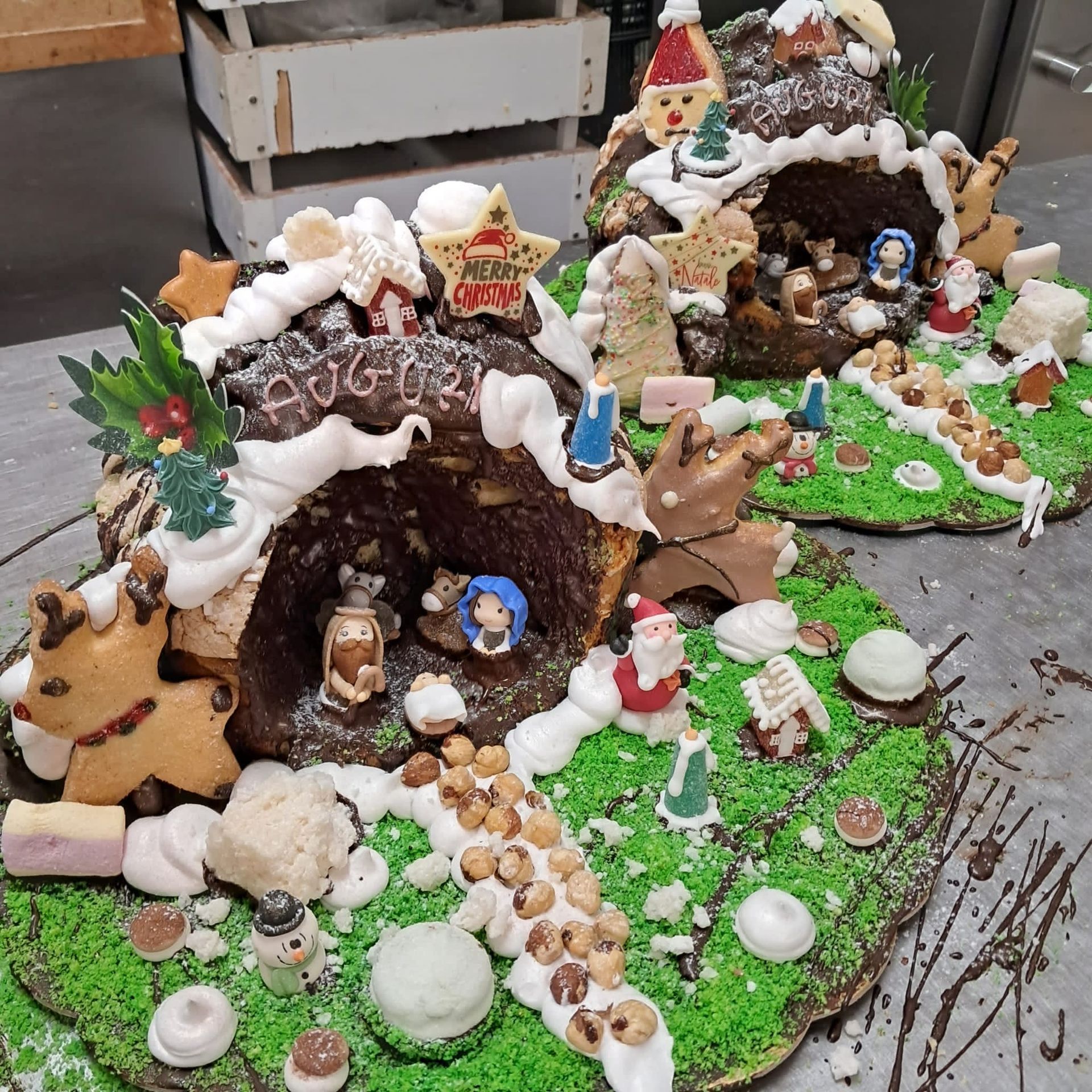 Dolce natalizio, presepe all'interno di una struttura simile a una torta. Decorato con statuine, glassa e caramelle.