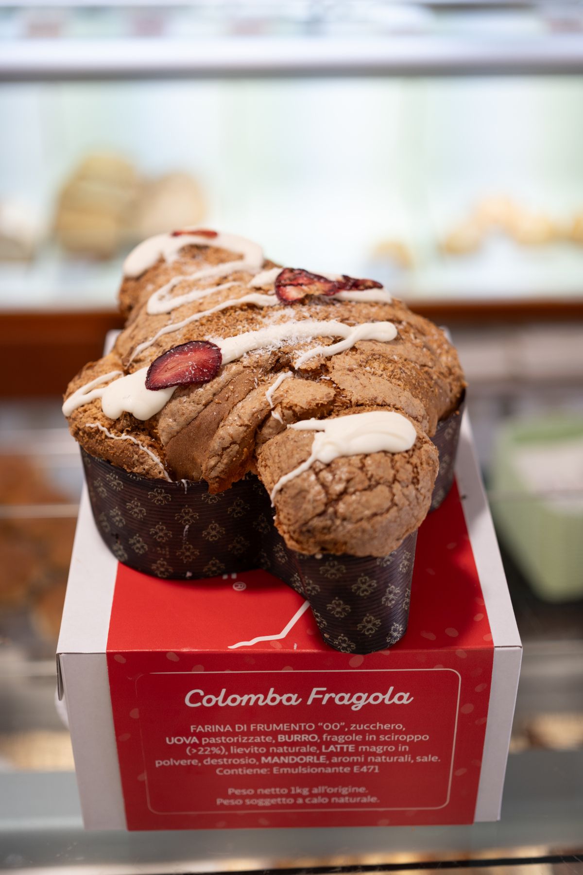 Colomba Fragola, torta a forma di colomba con glassa e fragole, in scatola rossa.