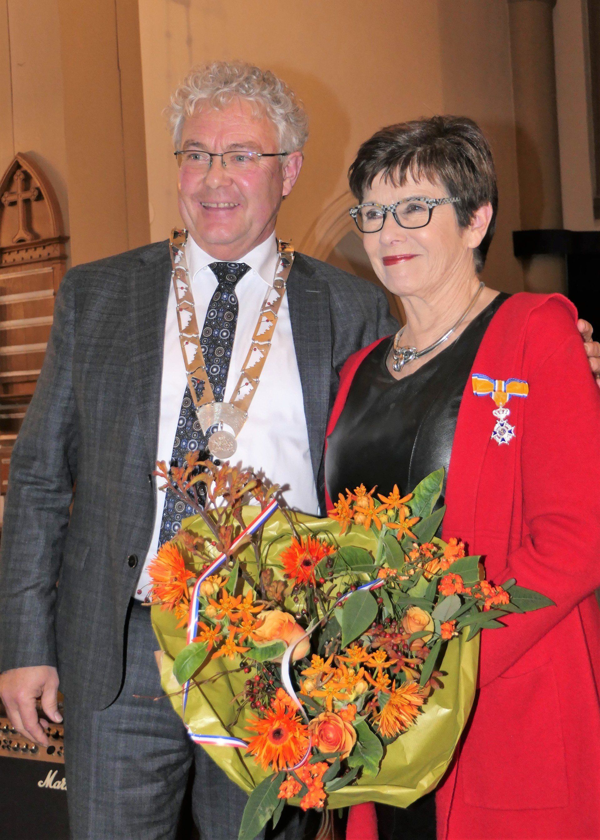 Wethouder Jan Houtenbos overhandigt Carla Kager een Koninklijke onderscheiding (Foto: Cor Mooij)