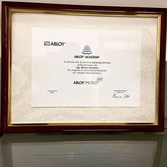 Un certificato incorniciato dell'accademia Abloy