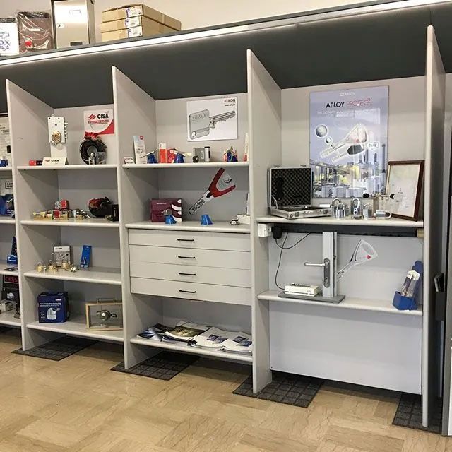 Una stanza con molti scaffali e cassetti e un computer portatile su una scrivania