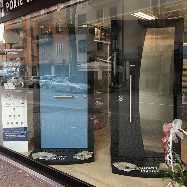Una vetrina con porte di sicurezza blindate