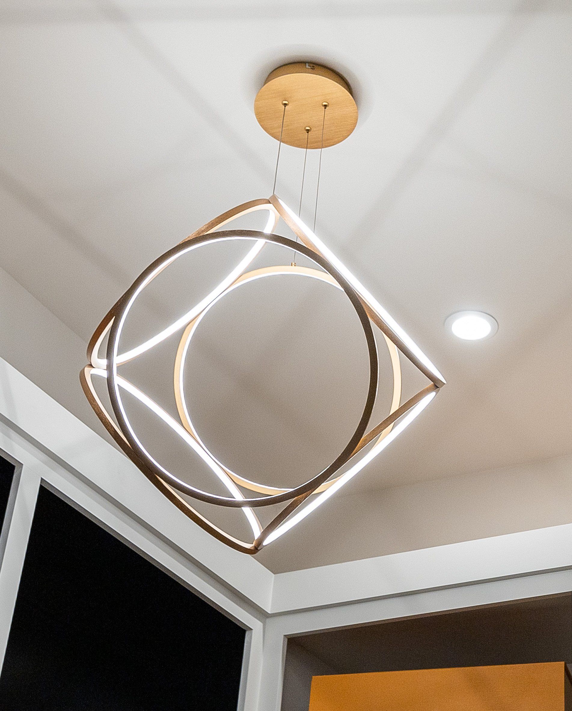 A light hanging from the ceiling in a room
