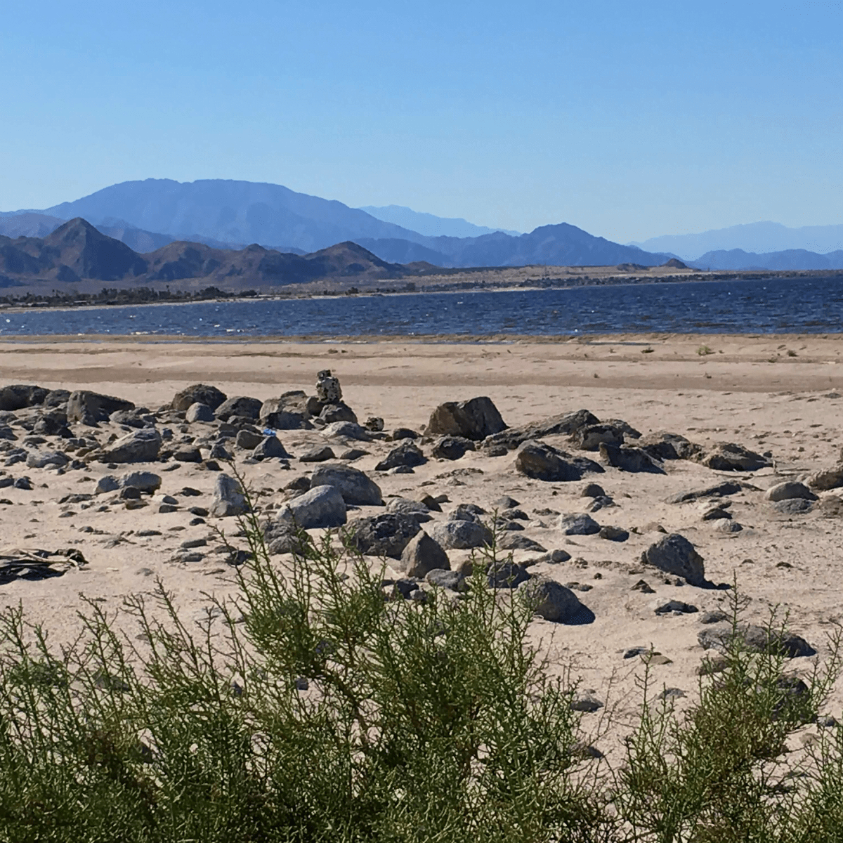 Located in Southern California, the Salton Sea is a unique and ecologically diverse body of water that is well worth a visit. The sea is a popular destination for boating, fishing, birdwatching, and other outdoor activities. 