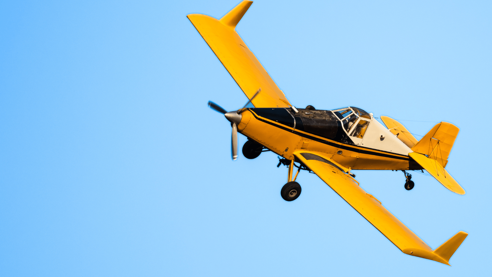 Why Are Planes Allowed to Do Aerobatics in Borrego Springs?