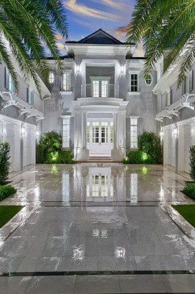 Caitlin Russell -Selling Stuart, Palm City, Jensen Beach dream homes