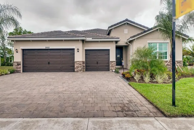 Caitlin Russell -Selling Stuart, Palm City, Jensen Beach dream homes