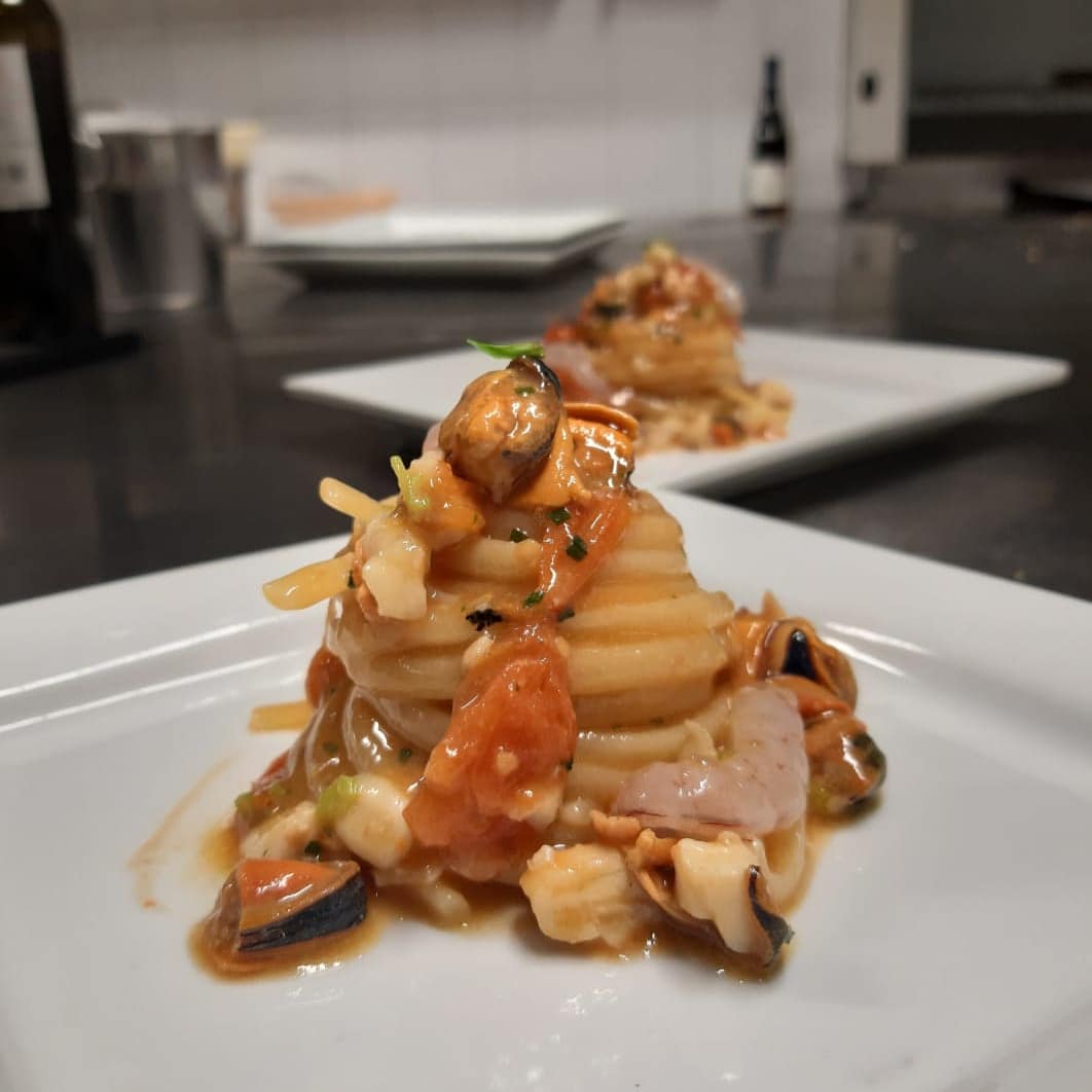 Un primo piano di un piatto di cibo su un tavolo