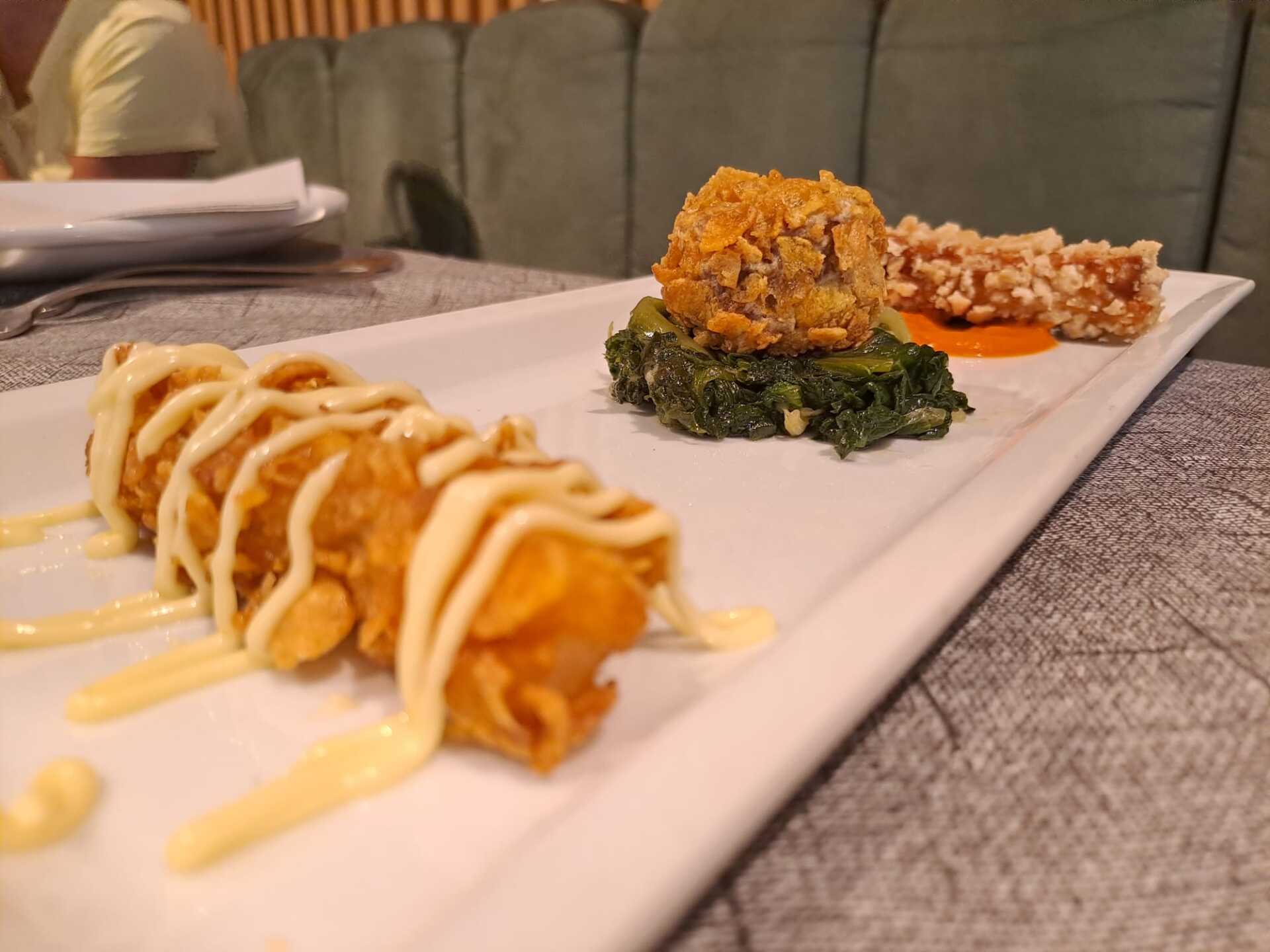 Un primo piano di un piatto di cibo su un tavolo