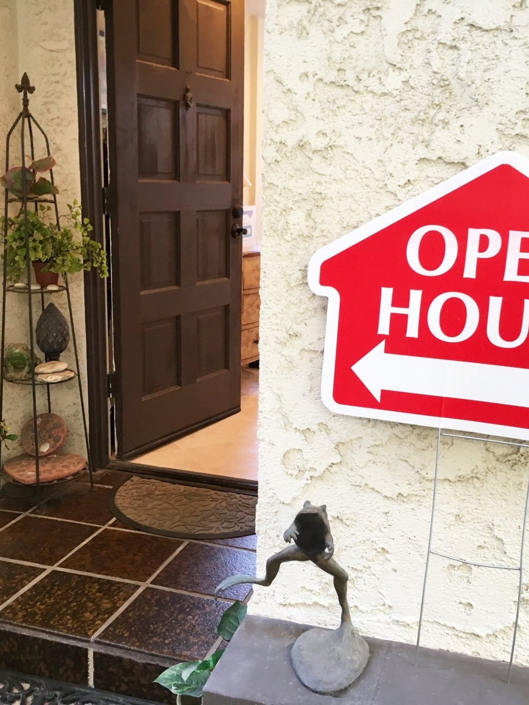 A red open house sign with an arrow pointing to the right