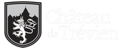 Logo du Château de Brévien représentant un écu héraldique avec la silhouette d'un château et un lion, avec du texte à droite.