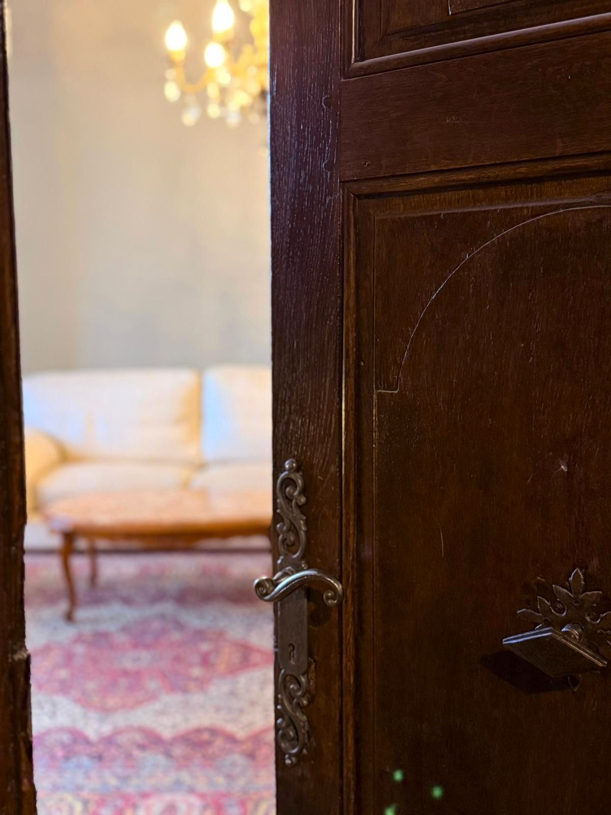 Une porte en bois sombre, légèrement ouverte