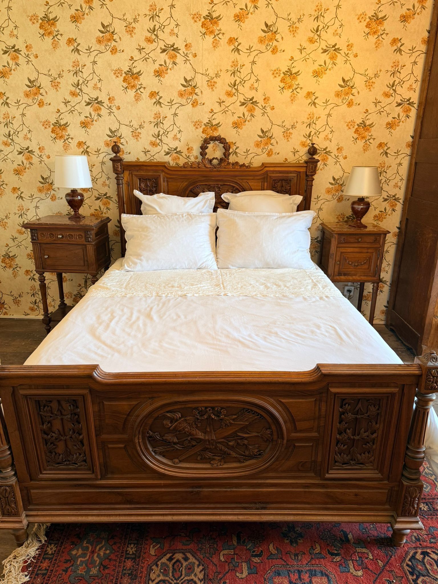 Salle de bains avec lavabo sur pied blanc, toilettes, baignoire et petit lustre.