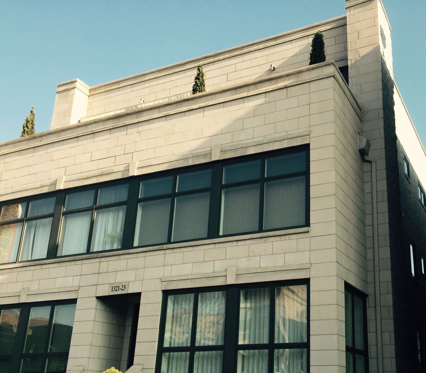 Wet parapet wall with Renaissance Stone in Lakeview, Chicago