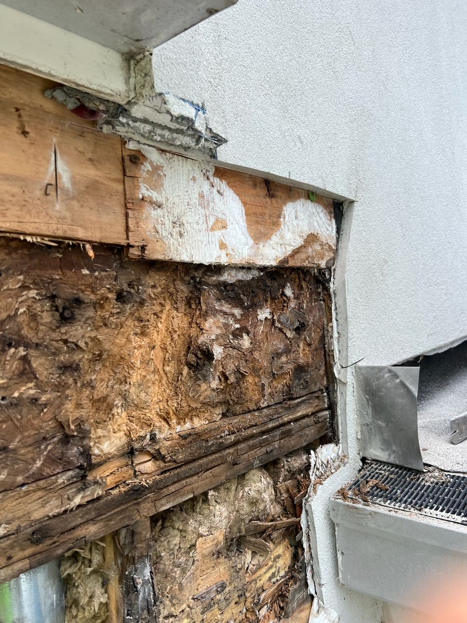 Balcony parapet with missing mortar, no flashing, no drip edge in Uptown, Chicago