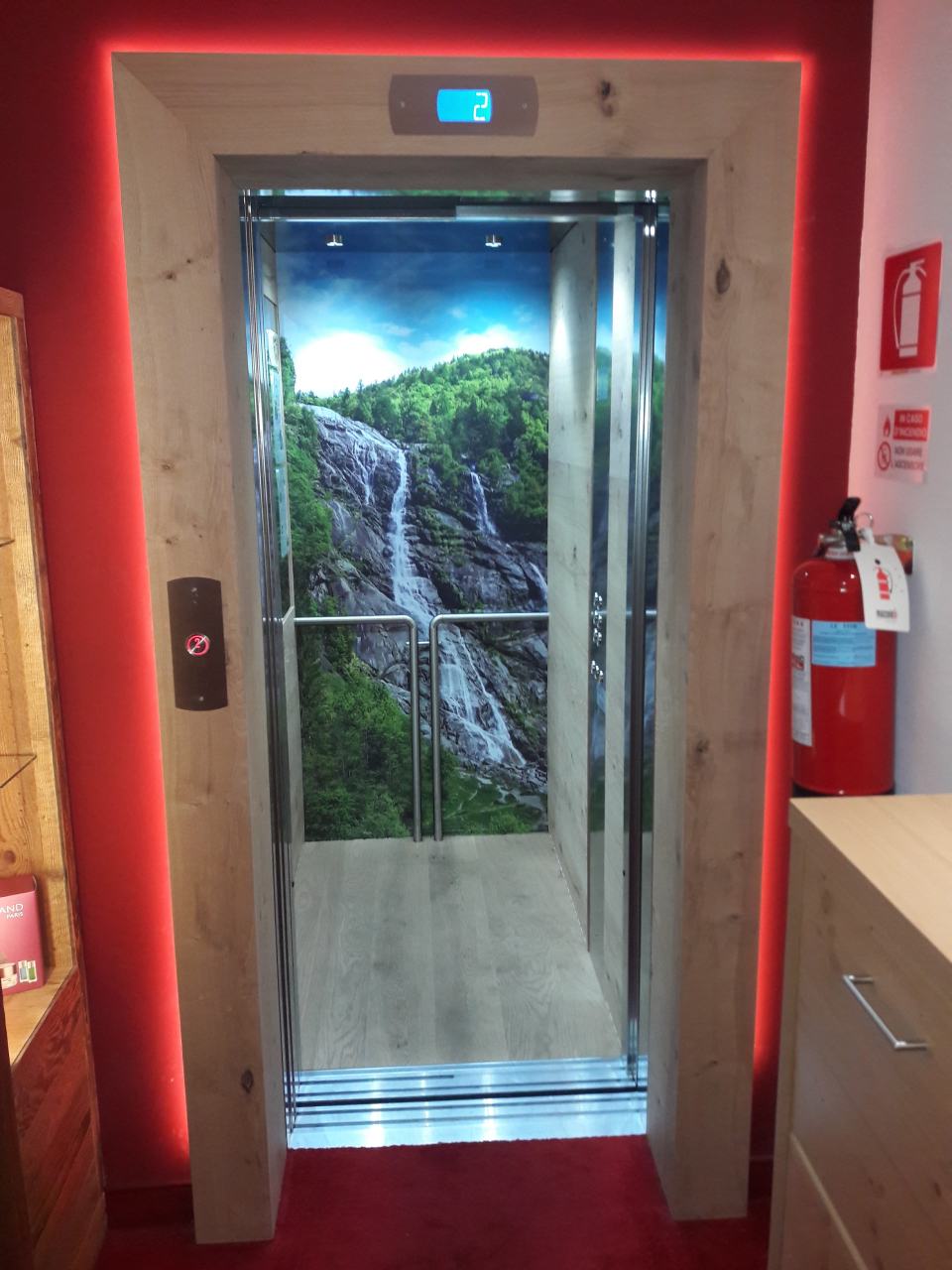 Ascensore con carta da parati