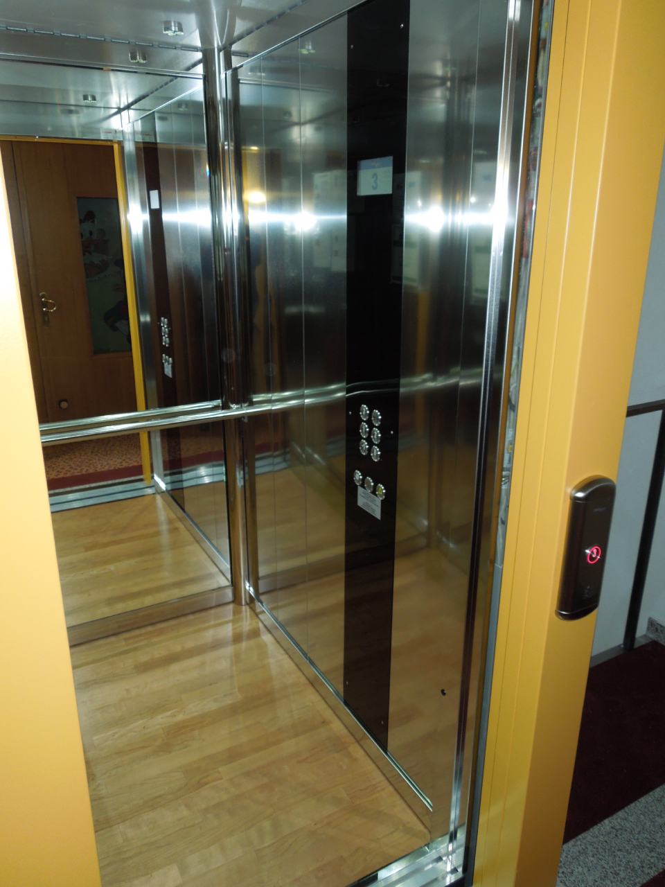 Ascensore con pavimento in legno