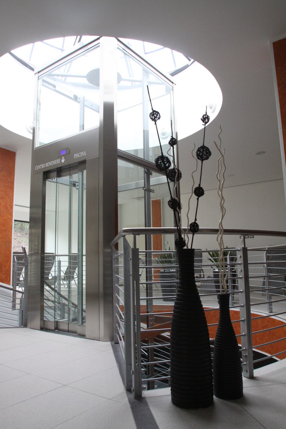 Ascensore in edificio moderno