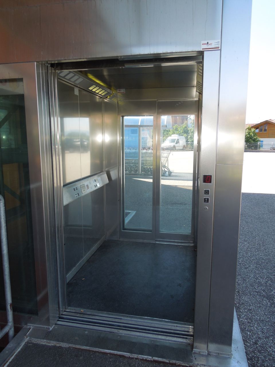 Ascensore esterno aperto