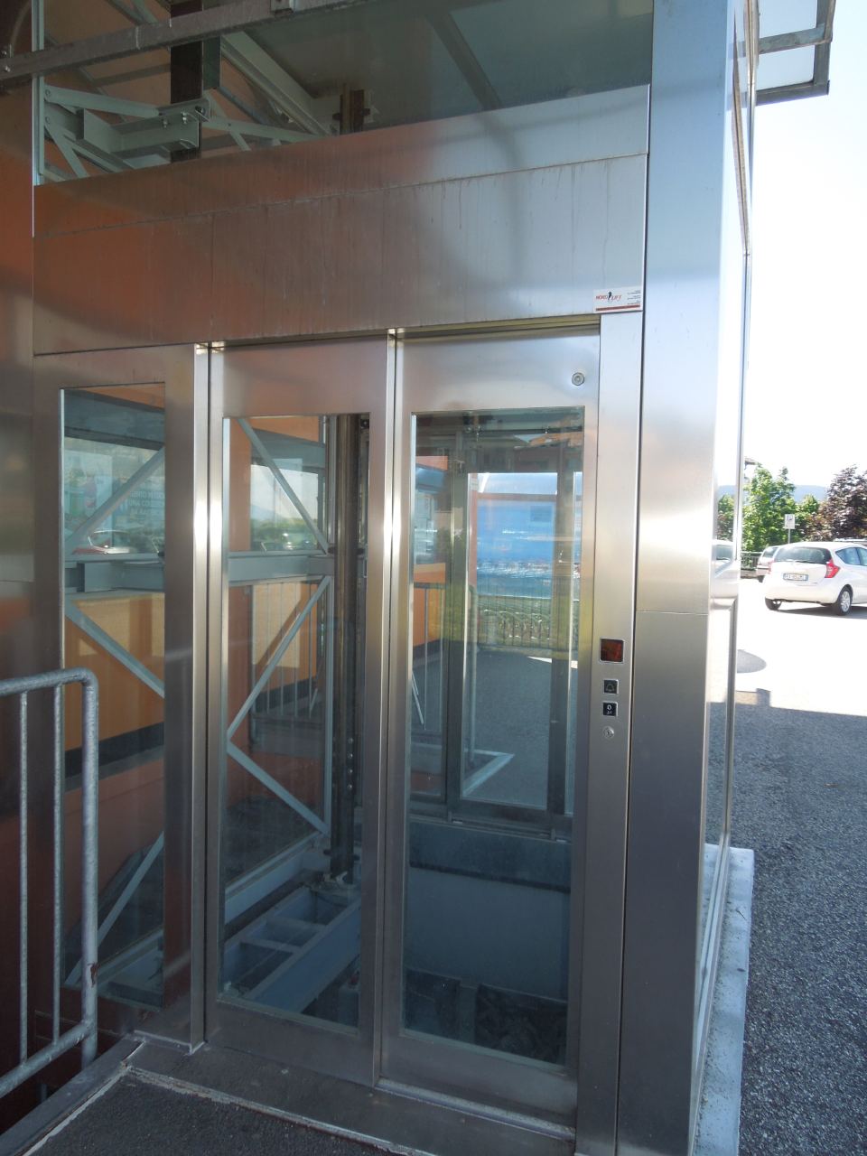 Ascensore esterno chiuso
