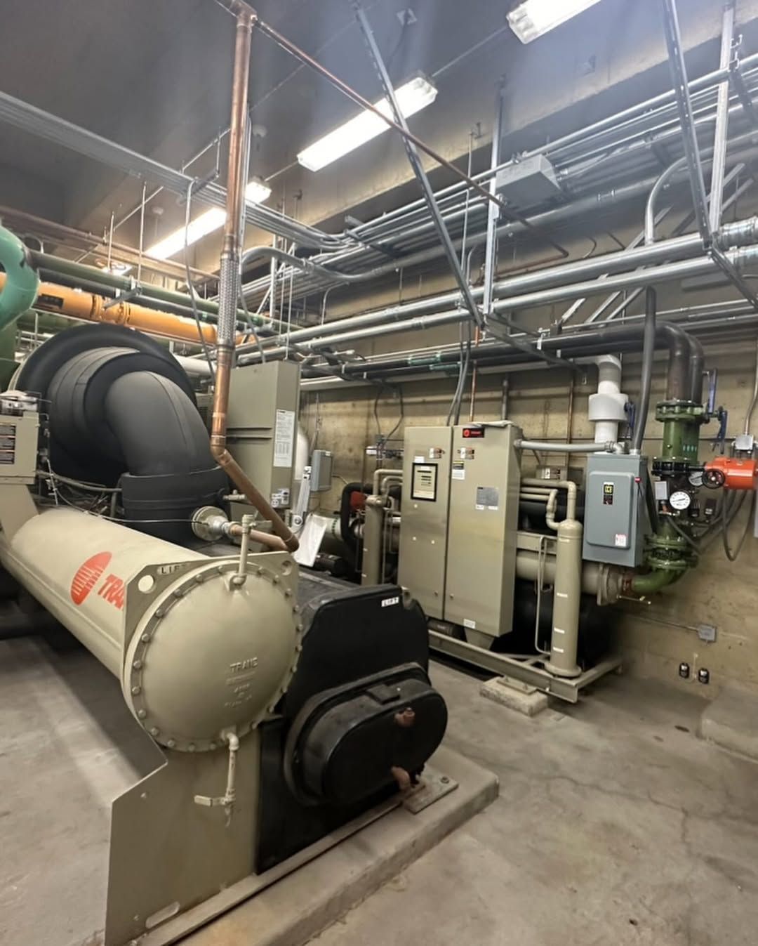 A room filled with lots of pipes and machinery.