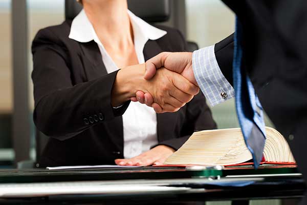 Stretta di mano tra avvocati a Palermo