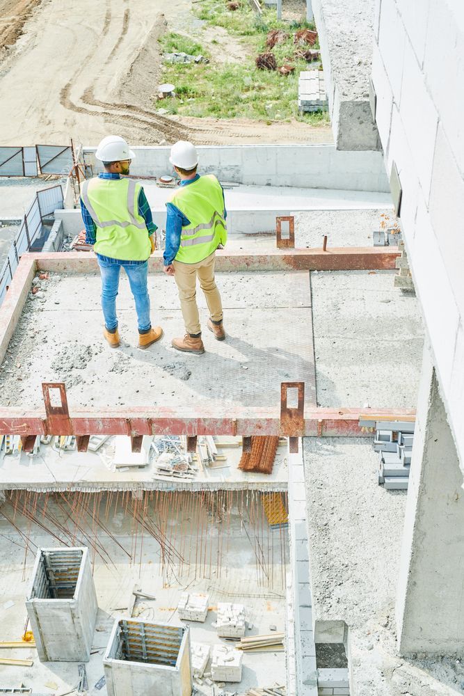 Sono esposte diverse porte interne, che mostrano stili, colori e design diversi.